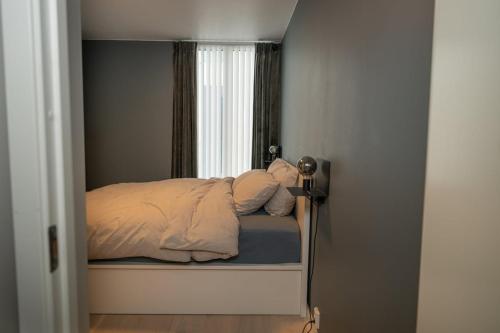 Giường trong phòng chung tại Prime location, Free parking, Private balcony