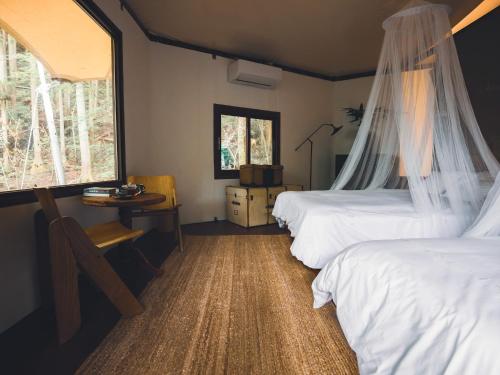 une chambre avec deux lits et une table et une fenêtre dans l'établissement LATERAL - Vacation STAY 36613v, à Shiojiri