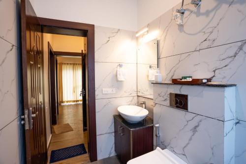 Ένα μπάνιο στο Bhowali Valley Chalet By 3R Stays