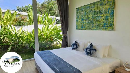 Un dormitorio con una cama frente a una ventana. en Pavilion Pha Leuang & Bungalows, en Muang Fuang