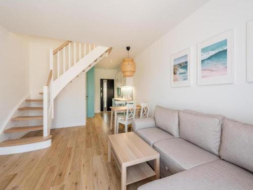 un salon avec un canapé et une table dans l'établissement Holiday house for 4 people, peace and quiet, à Grzybowo