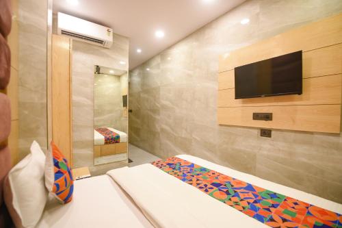 Ένα ή περισσότερα κρεβάτια σε δωμάτιο στο FabHotel Grand Shiva