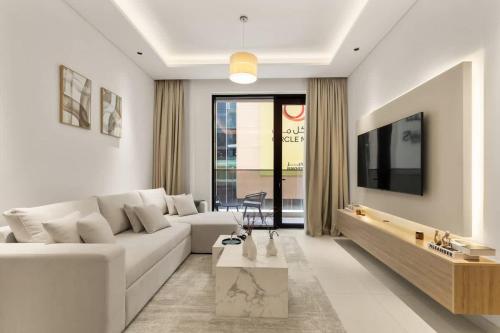 Brand New 2BR, Circle Mall View, Great Pool & Gym