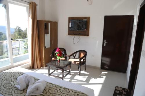 TV a/nebo společenská místnost v ubytování hotel yog tapovan