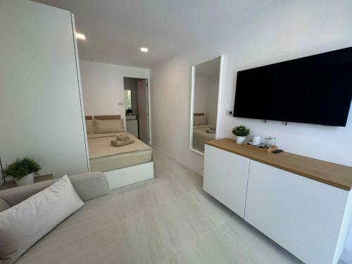 Una televisión o centro de entretenimiento en SIAM LOUNGE - Pratumnak