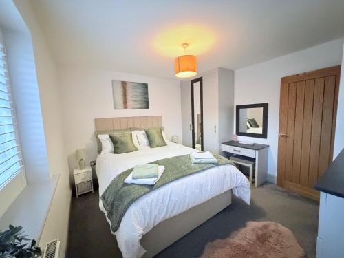 une chambre avec un grand lit blanc et une fenêtre dans l'établissement Luxury House - sleeps up to 6 - near Nec, à Meriden