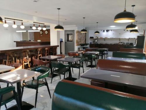 Un restaurante u otro lugar para comer en Alpine Inn & Suites