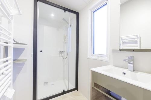 Et badeværelse på Mobil home 408 tout confort