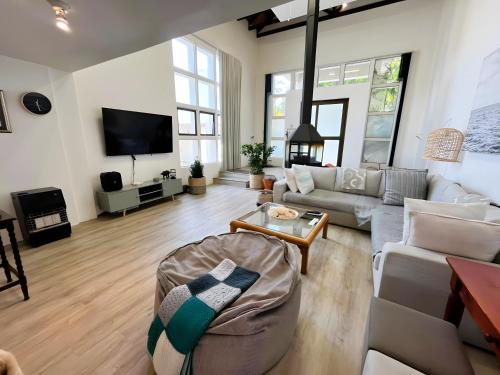 ein Wohnzimmer mit Sofa und Tisch in der Unterkunft SeaSalt Escape in Plettenberg Bay