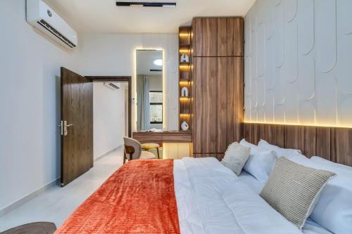 a bedroom with a large bed with a wooden headboard at The Living khorfakan Cornish 2 in Khor Fakkan