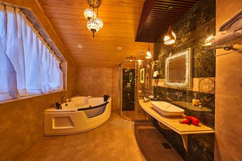 Un baño con lavabo, inodoro y bañera. en Kashmir Mahal Resorts by Stay Pattern, en Srinagar