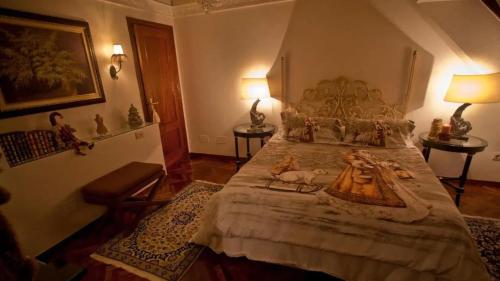 ein Schlafzimmer mit einem großen Bett in einem Zimmer in der Unterkunft Luxury Apartment with Sea View in Malpica, 230 sq.m in Malpica