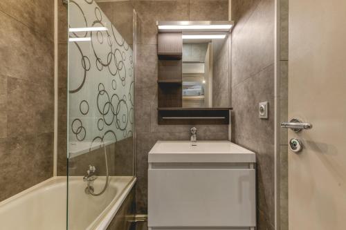 a bathroom with a sink and a toilet and a tub at Marmottes 19 Superbe Appt 3 in Villard-Reculas