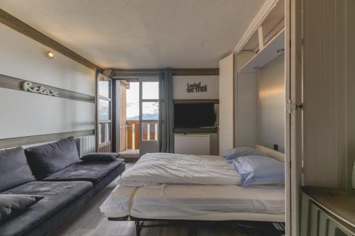 a living room with a bed and a couch at Marmottes 19 Superbe Appt 3 in Villard-Reculas