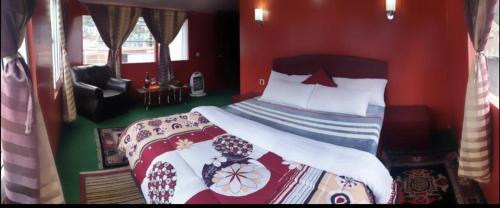 Un pat sau paturi într-o cameră la Lama Hotel - HIMALAYAN BURGER