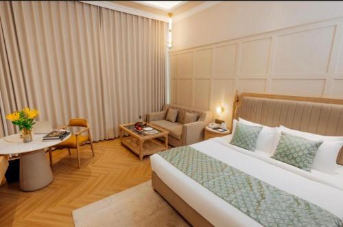 Ένα ή περισσότερα κρεβάτια σε δωμάτιο στο Hotel Rosewood Villa-Near Delhi Airport-Free Airport Drop