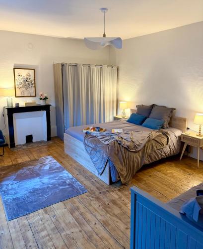 une chambre avec un grand lit et un bureau dans l'établissement Grand F2, quartier historique de Moulins, 5 pers, à Moulins