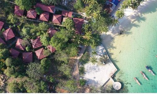 eine Aussicht über ein Resort mit Bäumen und einem Strand in der Unterkunft Roomy Bungalows in Phumĭ Kâoh Rŏng