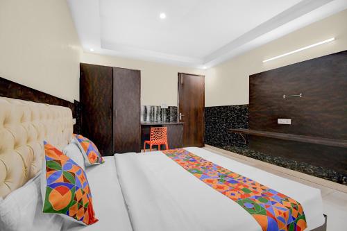 Ένα ή περισσότερα κρεβάτια σε δωμάτιο στο FabHotel Family Inn