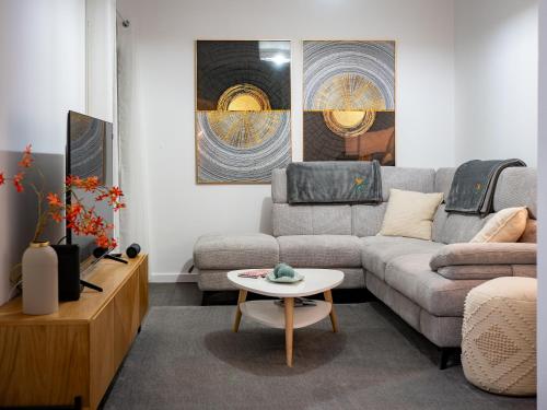 ein Wohnzimmer mit Sofa und Tisch in der Unterkunft Lido Oasis Funchal in Funchal