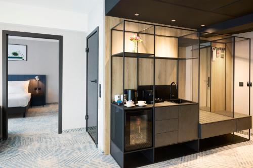 弗罗茨瓦夫加弗罗茨瓦夫Q酒店的酒店客房设有厨房和卧室