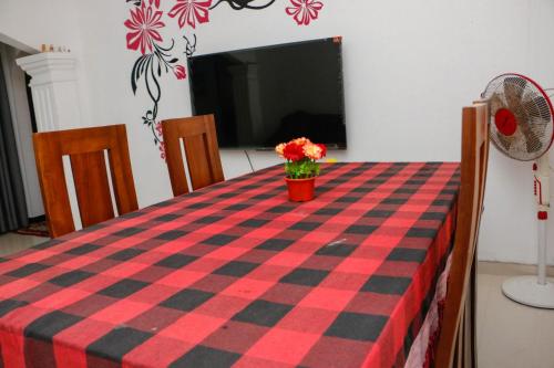 En eller flere senge i et værelse på Mountain Breeze Inn Midigama