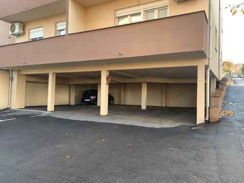 Το κτήριο όπου στεγάζεται  το διαμέρισμα