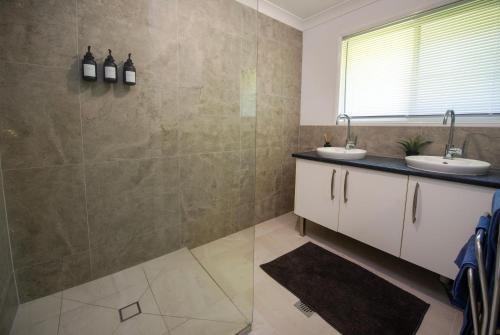 ein Badezimmer mit zwei Waschbecken und einer Dusche in der Unterkunft Serene Saltair in Redland Bay