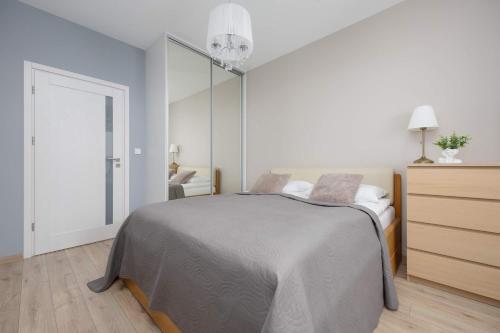 Cozy Apartment for 8 People with Air Conditioning and 2 Parking Spaces by Noclegi Renters
