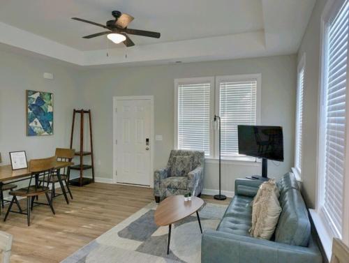 Fotografie z fotogalerie ubytování 2024 Modern Farmhouse- Cozy Vibes, Rural Charm v destinaci Elizabeth City