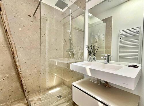 Ένα μπάνιο στο Villa d'architecte avec vue mer imprenable et piscine chauffée