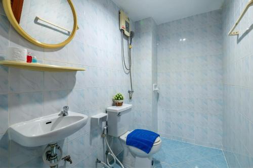ein Badezimmer mit Toilette, Waschbecken und Spiegel in der Unterkunft Mookanda Residence in Ao Nang Beach