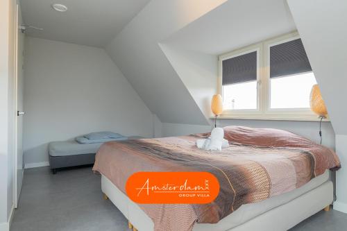 En eller flere senge i et værelse på Amsterdam Cottage 8 beds 2 bedrooms