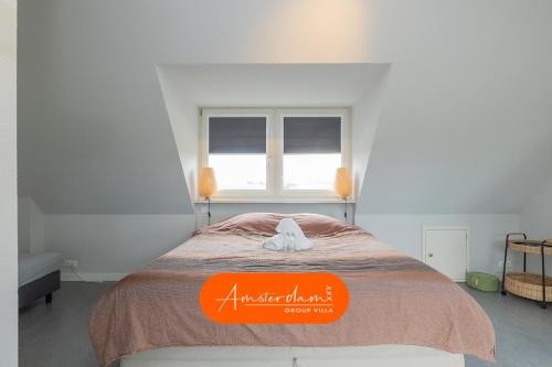 En eller flere senge i et værelse på Amsterdam Cottage 8 beds 2 bedrooms