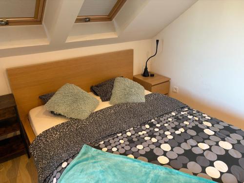 une chambre avec un lit avec deux oreillers dessus dans l'établissement Ksandramare, à Dziwnówek