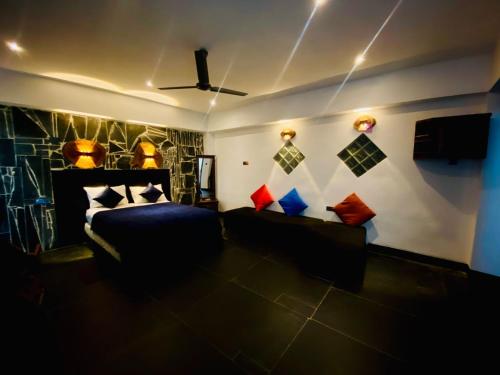 sala de estar con sofá y almohadas coloridas en Cloudora Inn Kandy, en Kandy