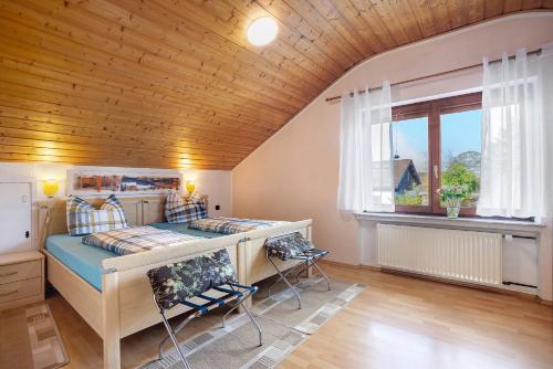 ein Schlafzimmer mit zwei Betten und einem Fenster in der Unterkunft Ferienwohnung Tannhausen in Aulendorf