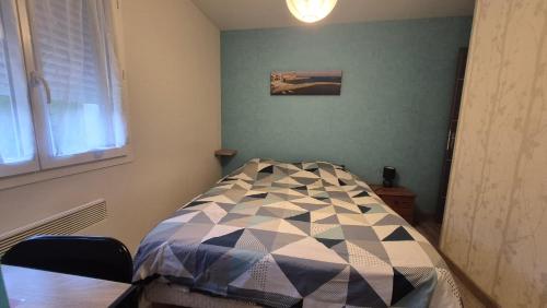 Postel nebo postele na pokoji v ubytování Chambre avc salle de bain chez l habitant a Montfaucon