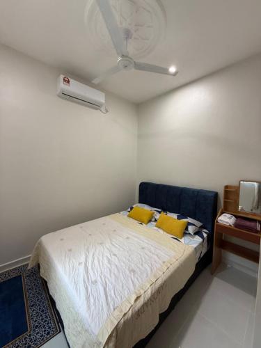 Ένα ή περισσότερα κρεβάτια σε δωμάτιο στο Homestay Desa D Junjung Islam Guest Only