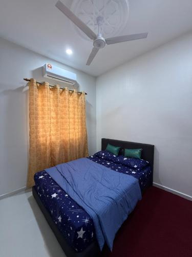 Ένα ή περισσότερα κρεβάτια σε δωμάτιο στο Homestay Desa D Junjung Islam Guest Only