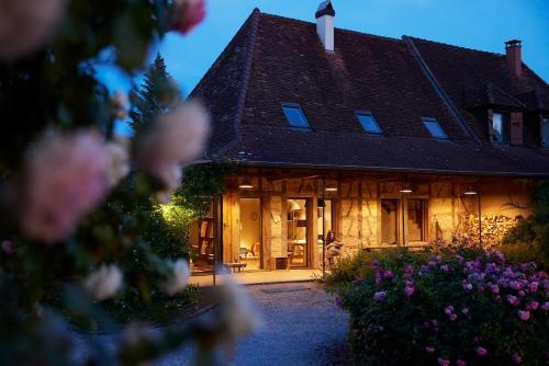 ein großes Haus mit Blumen davor in der Unterkunft Maison Manoé in Sens sur Seille
