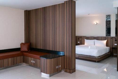 une chambre avec un lit et un bureau dans l'établissement One Budget Hotel Chiangrai Bypass-West, à Ban Hua Khwai (1)