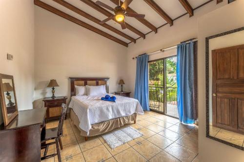 Ένα ή περισσότερα κρεβάτια σε δωμάτιο στο Sunset Villa, comfortable house steps from the beach