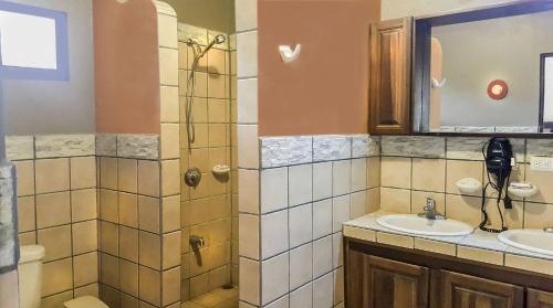 Ένα μπάνιο στο Sunset Villa, comfortable house steps from the beach