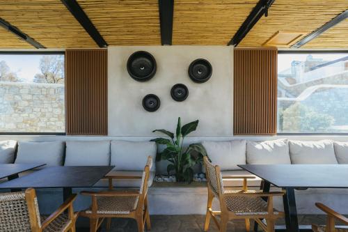 Posezení v ubytování Evi Suites & Villas