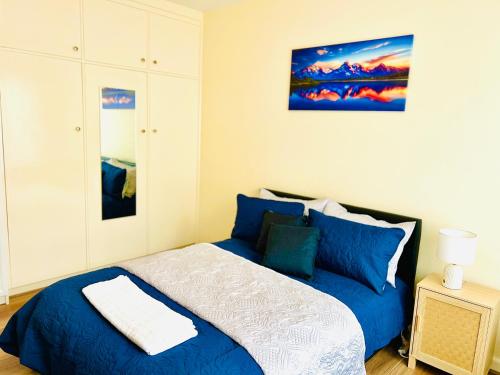 Ένα ή περισσότερα κρεβάτια σε δωμάτιο στο Spacious and cosy 2BR in Balwyn