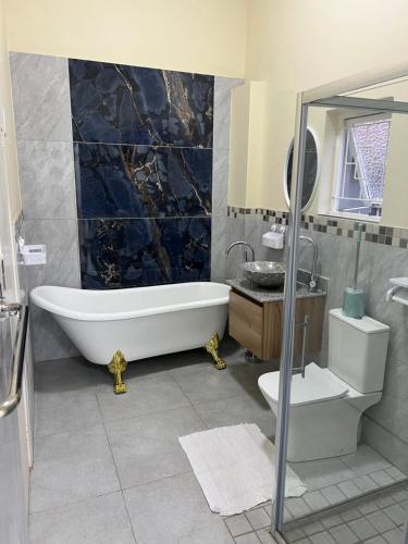 Ένα μπάνιο στο M Lodge