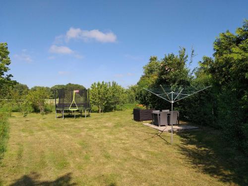 a yard with a basketball hoop and a basketball hoop at Ferienhaus Ostwaldt - zwischen Stralsund und Greifswald in Kirchdorf