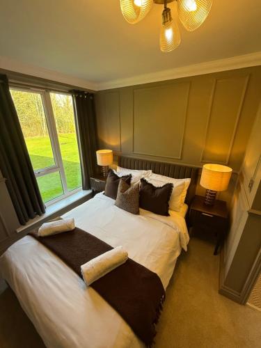 ein Schlafzimmer mit einem großen Bett mit zwei Kissen in der Unterkunft Everglades in Denver