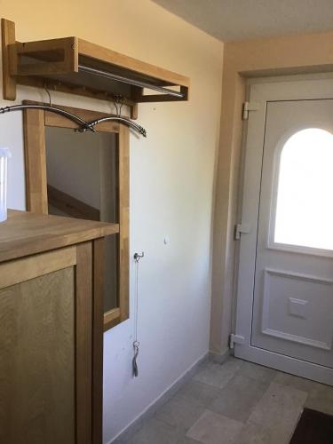 eine Küche mit einer Tür, einer Theke und einem Fenster in der Unterkunft Ferienwohnung in Frauenberg mit Garten in Haidmühle